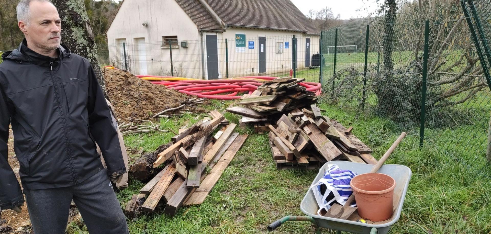 Un homme qui regarde le résultat d'une équipe